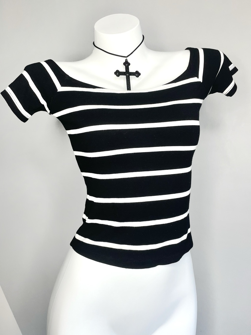 Forever 21 Black & White Striped Scoop Neck Short Sleeve Cropped Top